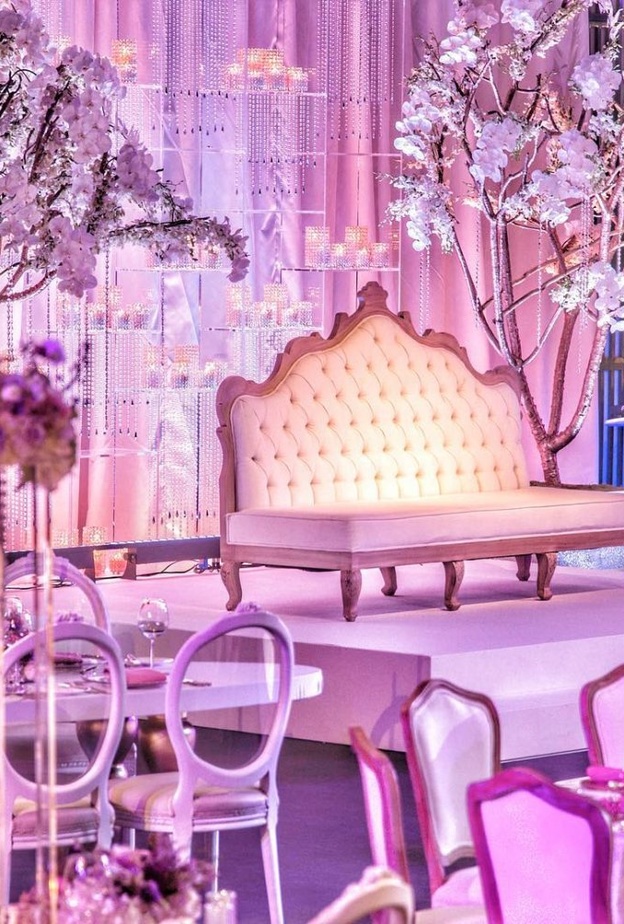 الثريات الكريستالية و الورود تزيّن كوشة الافراح من تصميم Bianca Events