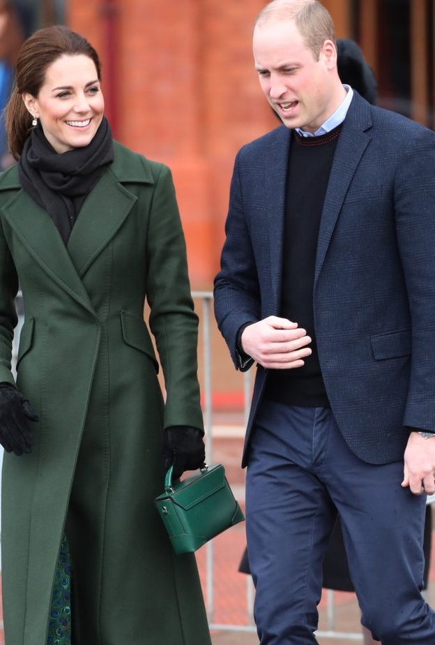 إطلالة دوقة كمبريدج بمندرجات اللون الزيتي والأخضر تميّزت بالأناقة والرقيّ