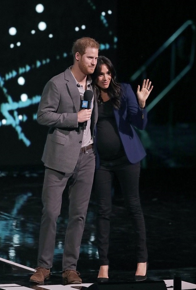 اختارت ميغان ماركل Meghan Markle بنطلون جينز أسود مع البلايزر الضيقة