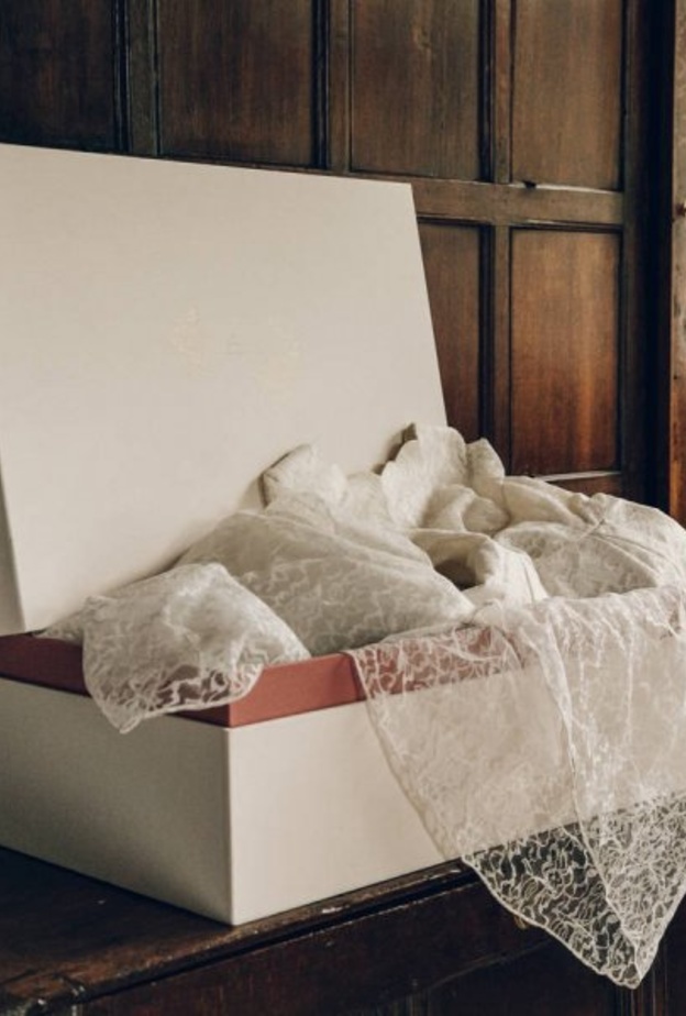 وضبي فستان الزفاف داخل صندوق مخصص له