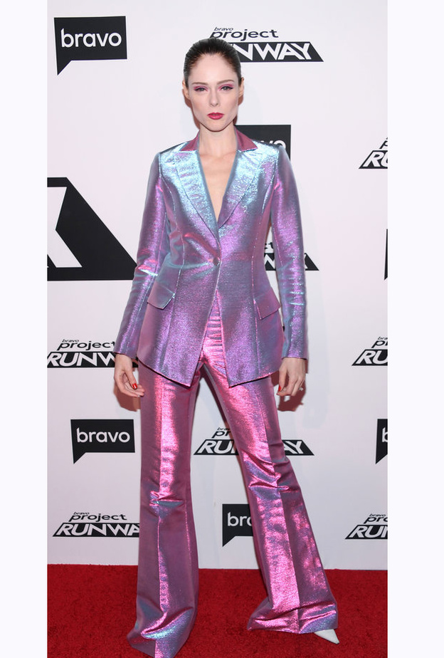 إطلالة براقة بأسلوب‎ BRIE LARSON‏ مع الكروب توب والبنطلون عالي الخصر من دار ‏Rodarte