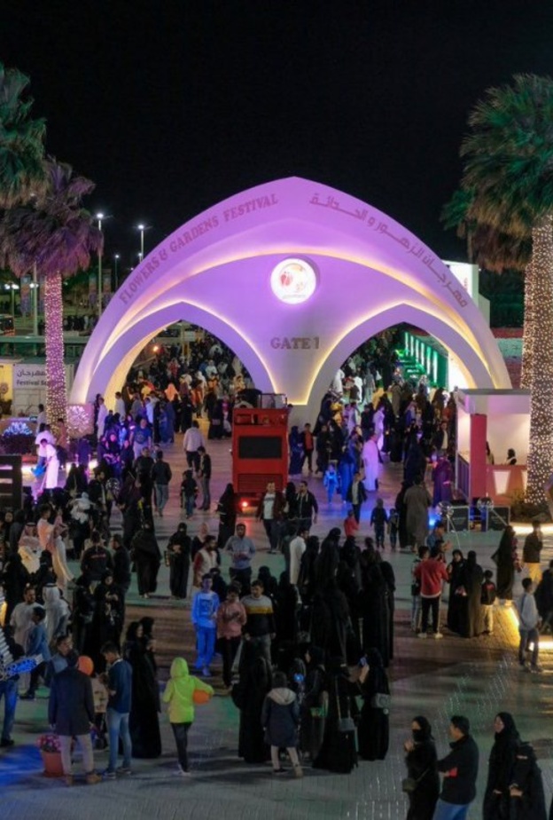 الألعاب النارية تزين مهرجان الزهور بينبع