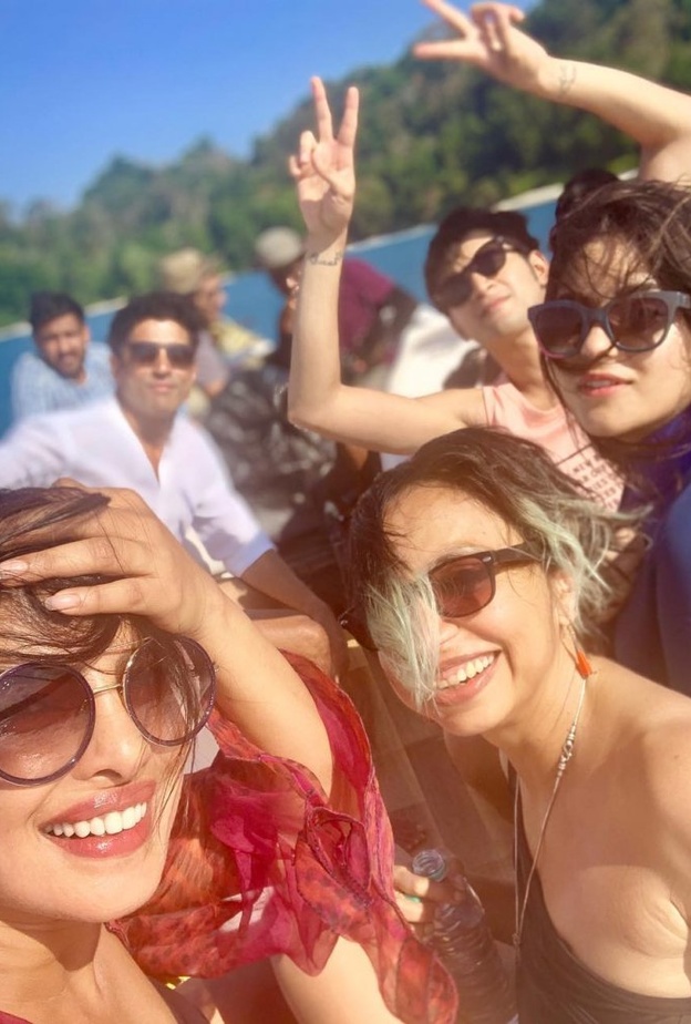 بريانكا تشوبرا Priyanka Chopra  في عطلتها الشاطئية