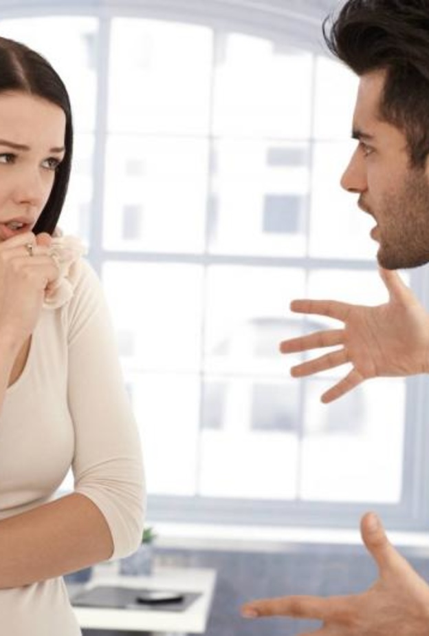 كيف يسيطر الرجل على غضبه أمام المرأة
