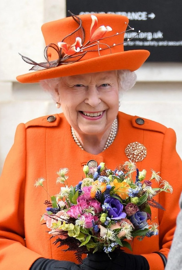 أكسسوارات باللون الأسود بأسلوب الملكة إليزابيت