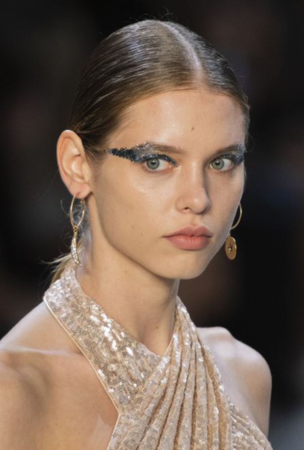 رسمات الآيلاينر الخضراء ‎في عرض فرساتشي ‏Versace