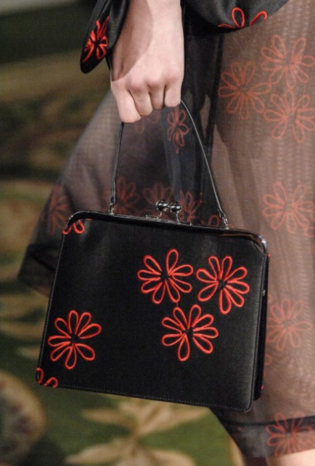  احدث موديلات حقائب تناسب هدايا عيد الام 2019‏ Versace