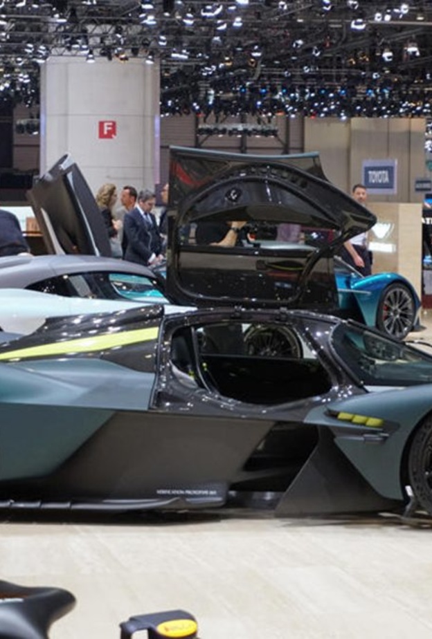 "أستون مارتن فالكيري" الهجينة