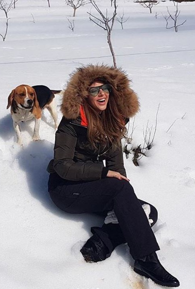 إطلالة ستيفاني من توقيع Fendi تميّزت بالمعطف الأزرق الطويل من الفرو