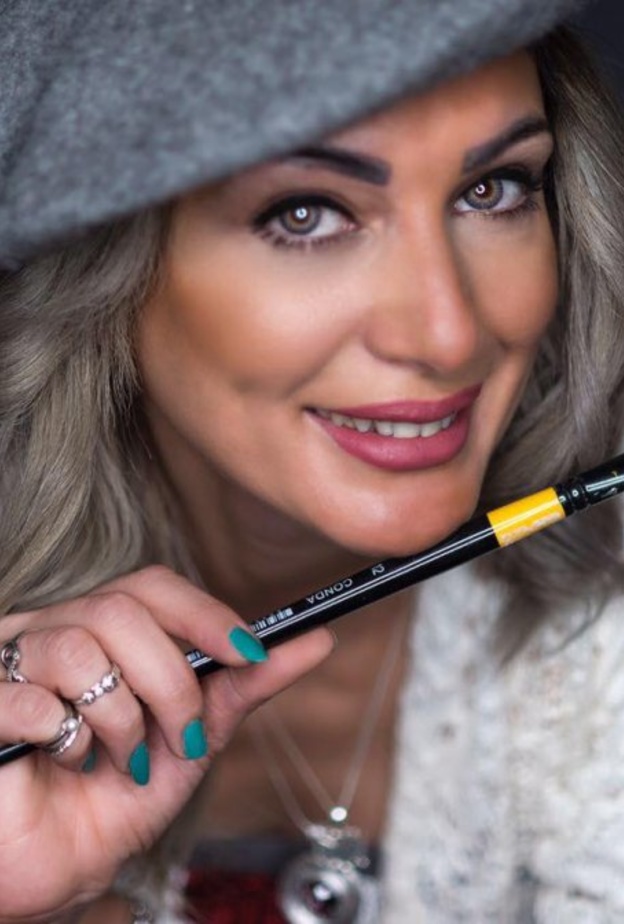 الفنانة التشكيلية غدير حافظ