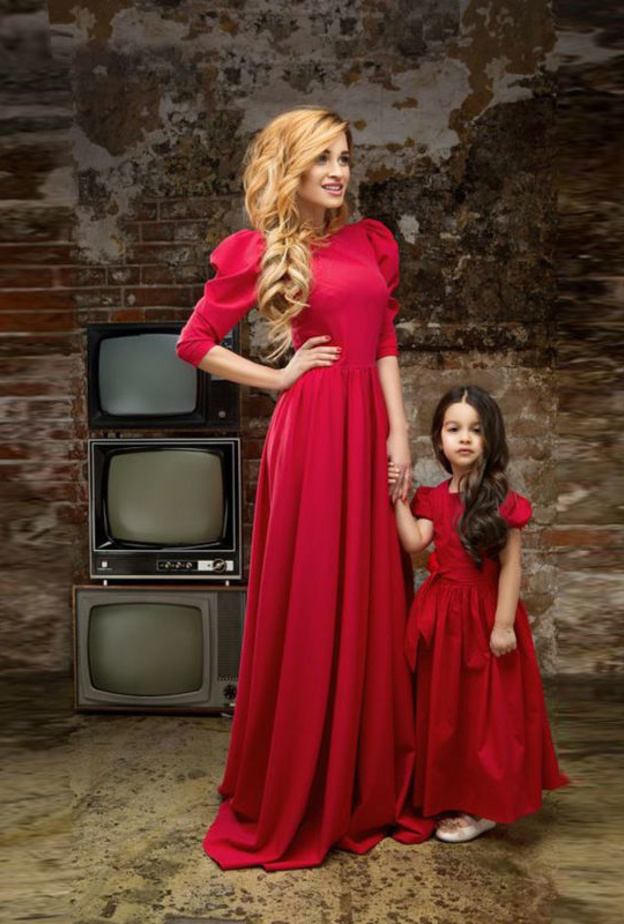 اطلالات أنيقة للأم وابنتها بالفساتين القصيرة بقصّة القميص