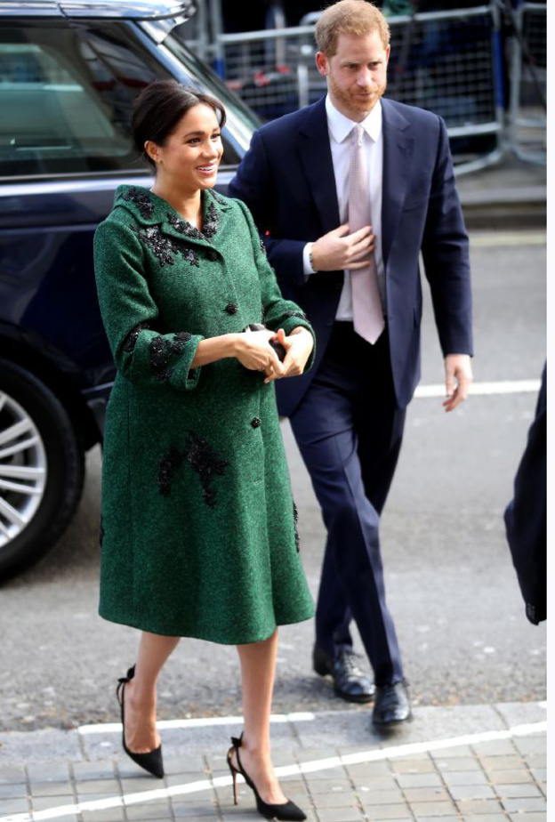 اختارت ميغان تسريحة الشعر المرفوع بطريقة أنيقة