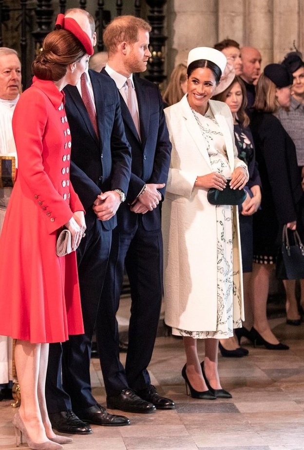 صورة لطيفة تظهر الابتسامات المتبادلة بين الدوقتين كيت ميدلتون وميغان ماركل 