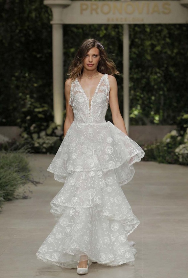  فستان من monique lhuillier