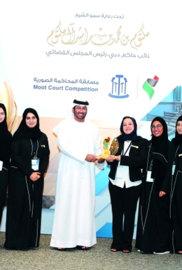 الفريق الفائز بالمركز الأول في مسابقة الشيخ مكتوم للمحاكمة الصوريةشد للمحاكمة