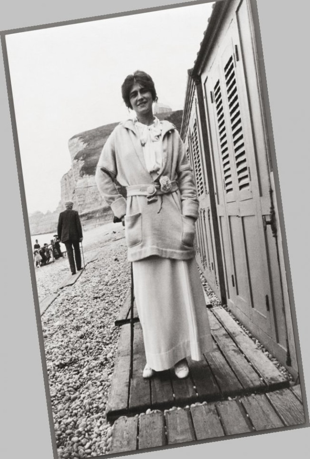 مادموزيل "شانيل" متزينة بزهرة الكاميليا، في صورة تعود إلى عام 1913