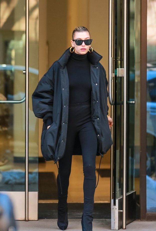  اختارت هايلي بولدوين اطلالة شتوية أنيقة بدرجات البيج