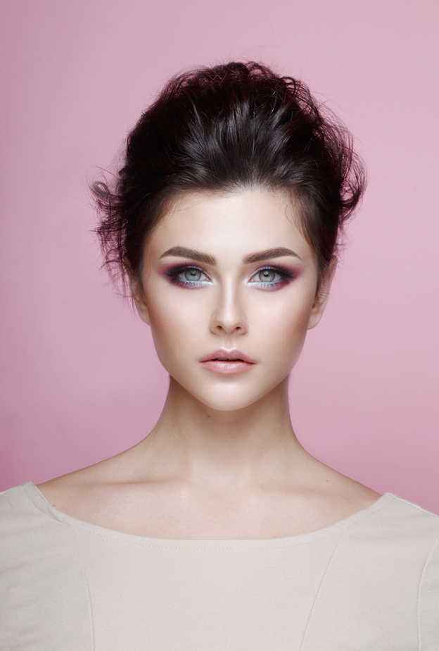 ضعي أحمر الشفاه الوردي القوية مع الظلال الناعمة