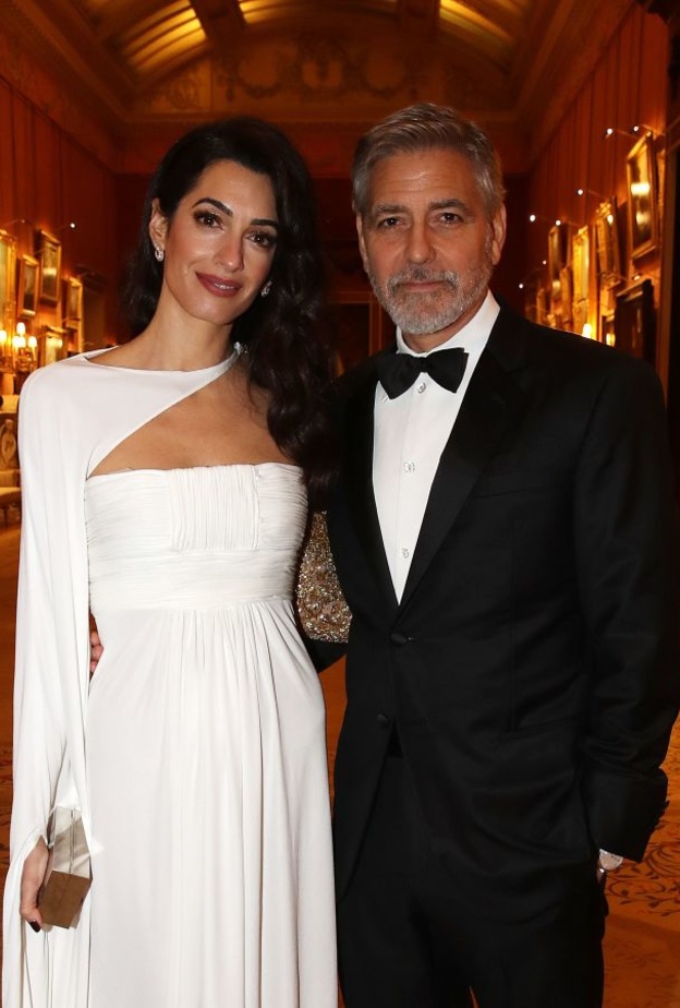 الكاب كان مميّزاً من حيث تصميمه وقصّته غير المتساوية إذ تألّف من كمّ مطرّز فيما إنسدل القماش من الجهة الثانية