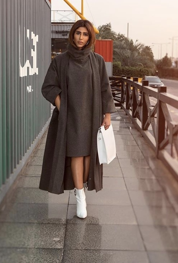 إطلالة مونوكرومية أنيقة وعصرية بالرمادي والأبيض