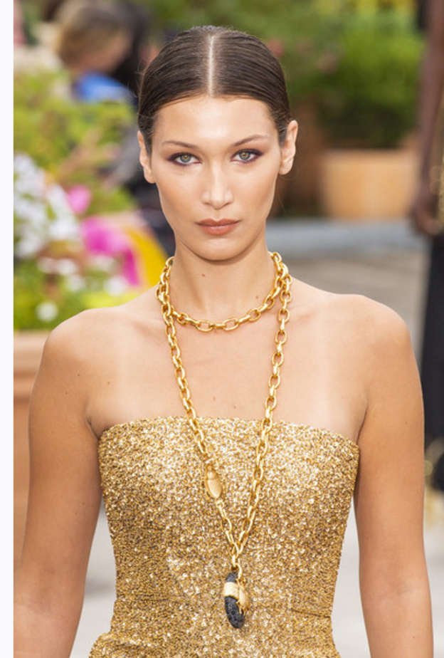 اكسسوارات باللون الذهبي مع العقود من Escada