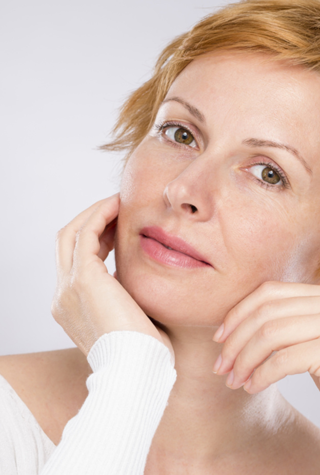 اعتمدي الخطوات التالية للعناية بالبشرة