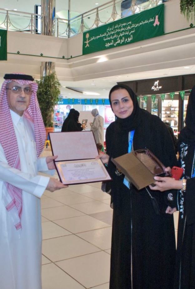 عائشة حمدان الوقداني مع أبنائها لحظة فوزها