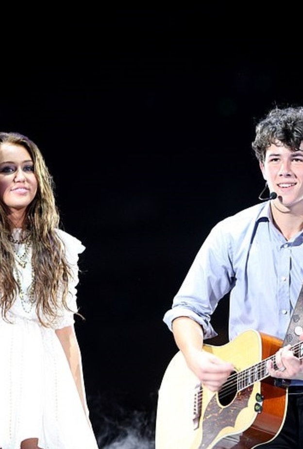 مايلي سايرس ونيك جوناس