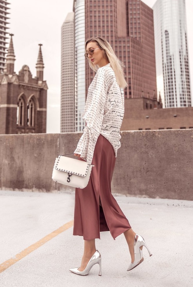 اعتمدي تنسيقات شبابية ناعمة في التنورة الحرير