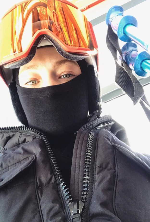 هل تعرفتم على عيني جيجي حديد رغم قناع التزلج؟