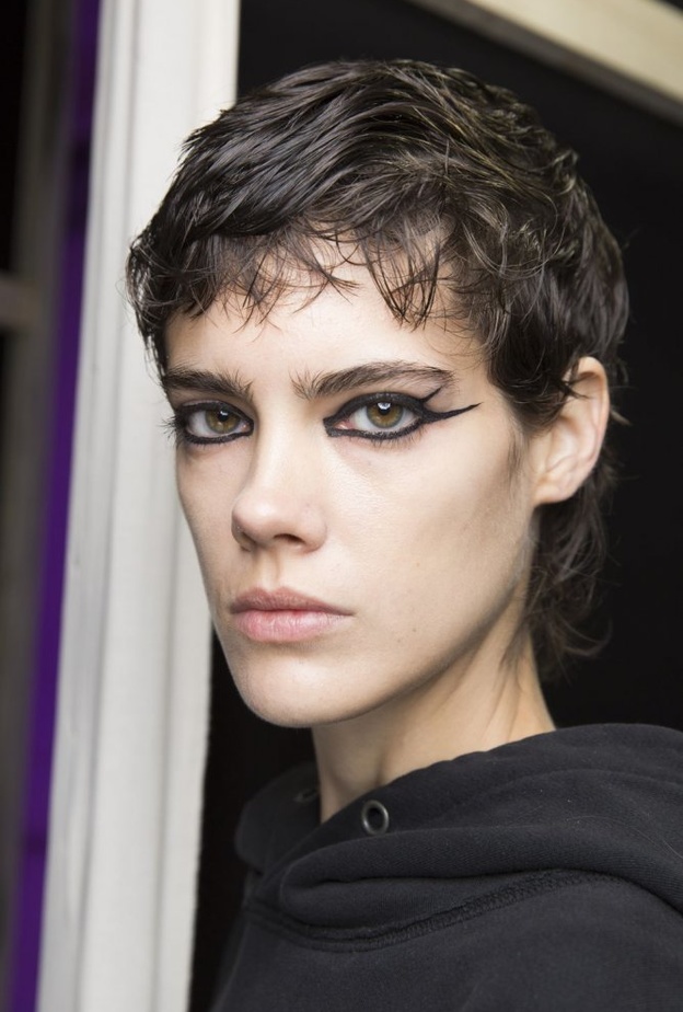 رسمات آيلاينر هندسية بالخطوط السوداء من Rochas لصيف 2019