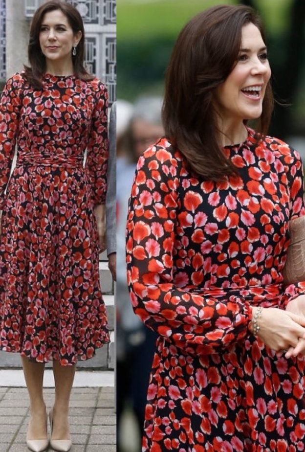 الأميرة ماري ملكة الدنمارك بفستان سهرة طويل باللون الأزرق من توقيع دار Jesper Hovring