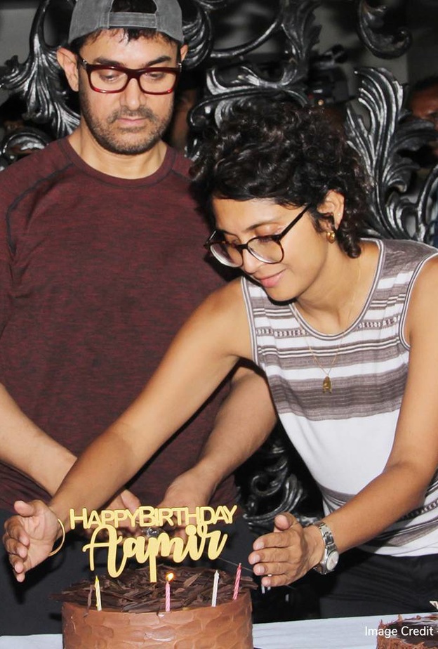 زوجة عامر خان تقوم بحماية تورتة زوجها