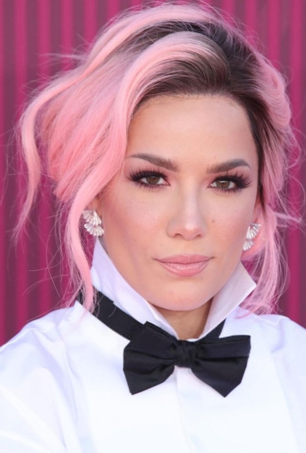  هكذا أدخلت تايلور سويفت اللون الوردي في شعرها