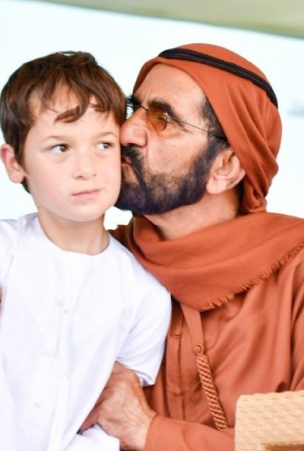 لحظة أبوية حانية بين الشيخ محمد بن راشد ونجله الشيخ زايد أثناء حضورهما مهرجان ولي عهد دبي للقدرة