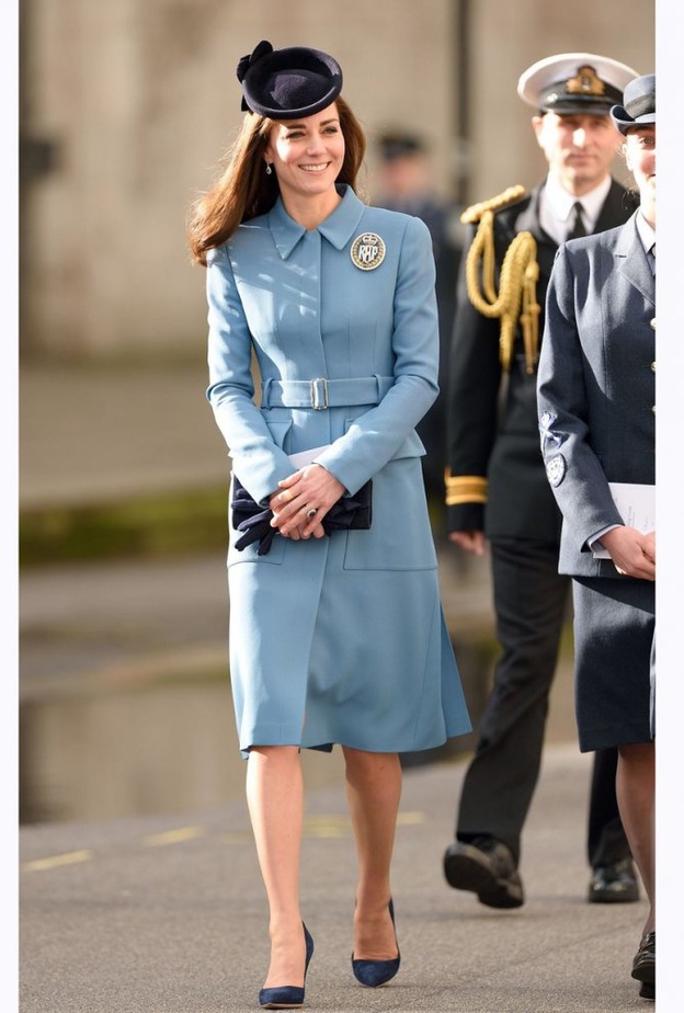 اختارت كايت معطف راقي باللون الأحمر مع حزام ملفت