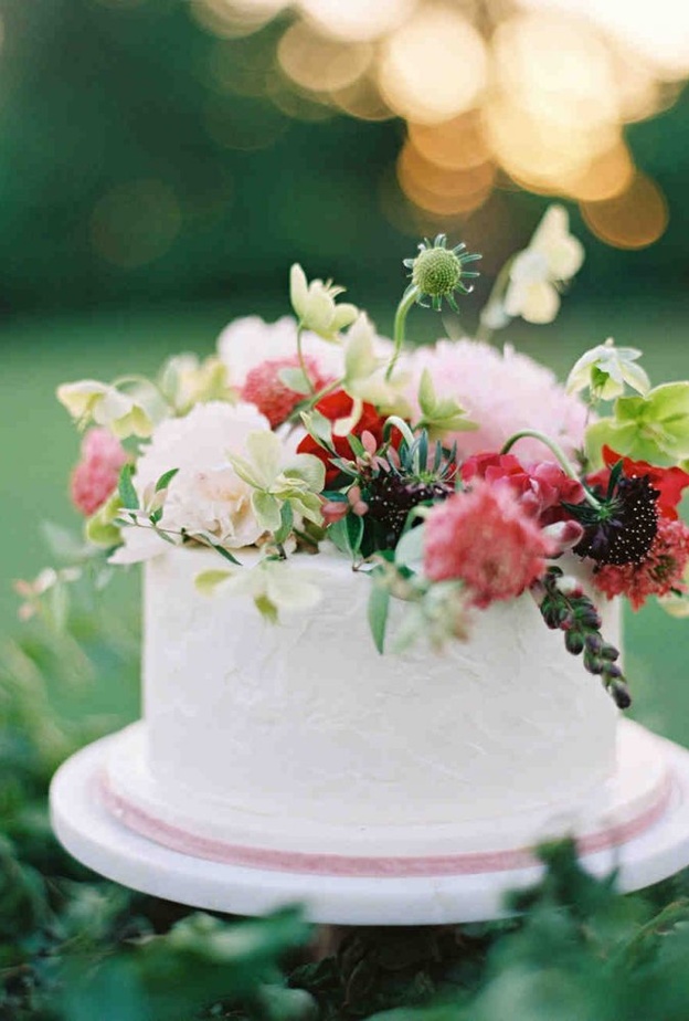 كعكات الزفاف العارية وشبه العارية المزينة بأشكال الزهور الملونة أو الفاكهة الربيعية