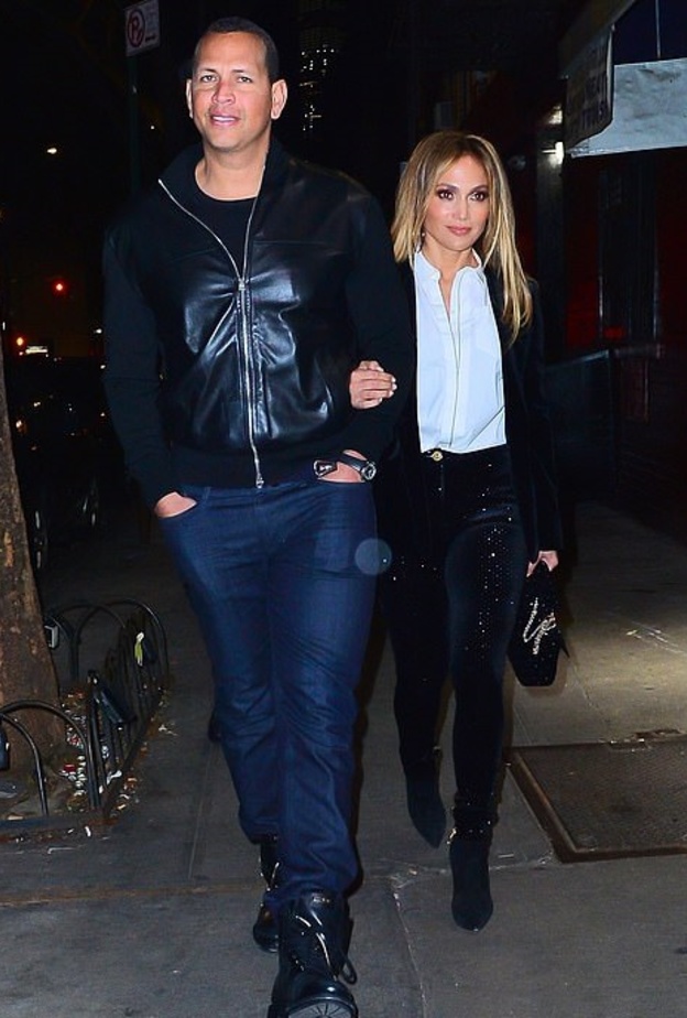  إطلالة النجمة جنيفر لوبيز ‏‎ Jennifer Lopezبرفقة خطيبها ألكيس رودريجيز ‏Alex Rodriguez‏ ‏خلال توجّههما لتناول العشاء في نيويورك