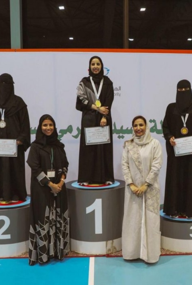 تتويج الفائزات في بطولة السيدات الأولى لرمي السهام في السعودية 
