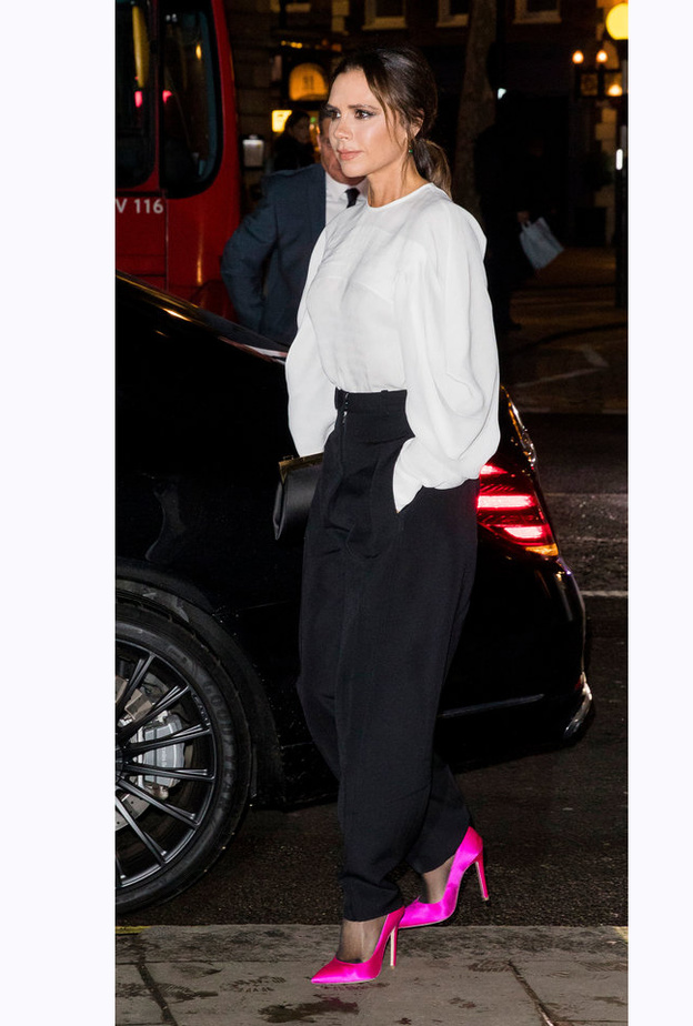 جنيفر لوبيز Jennifer Lopez بموضة الكاب الواسع على شكل فستان من توقيع Maison Valentino