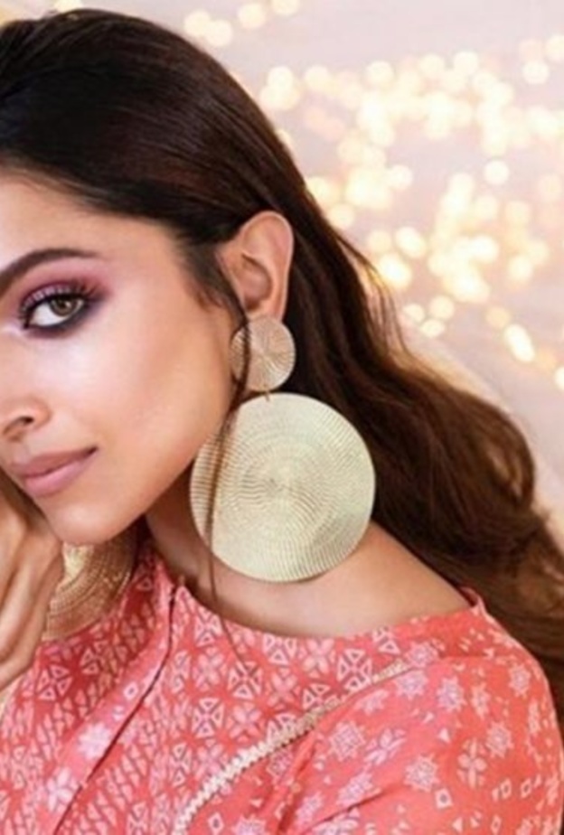  ديبيكا بادوكون مع تمثالها الشمعي