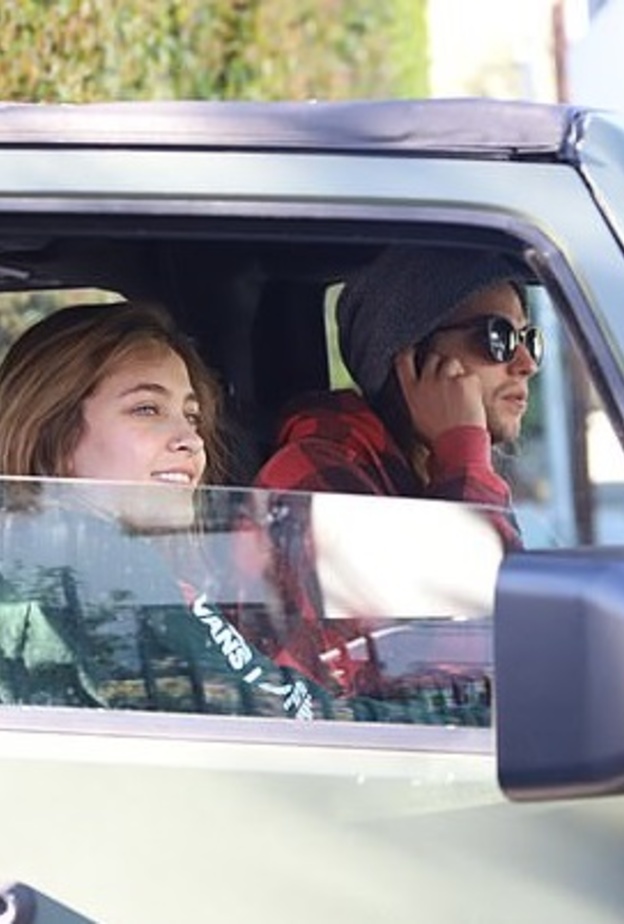 باريس في سيارتها