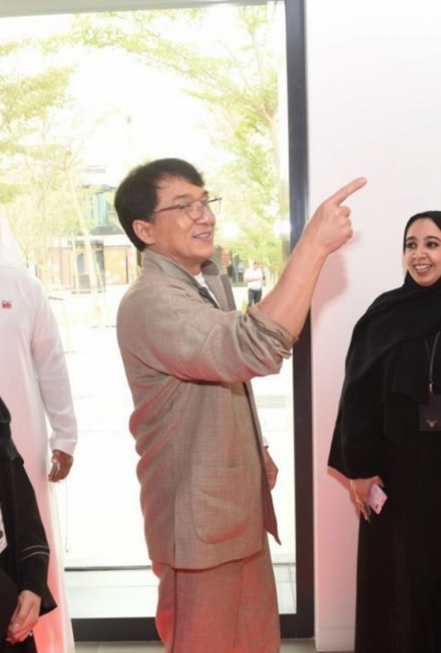 جاكي شان يزور مركز الشرطة الذكي في دبي