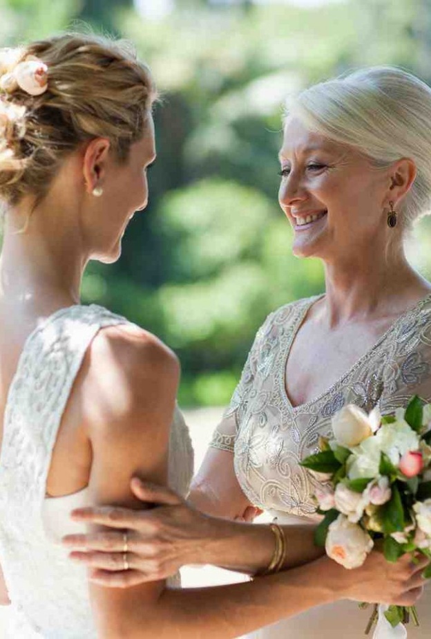 اشتري لها مجموعة من الملابس الفاخرة