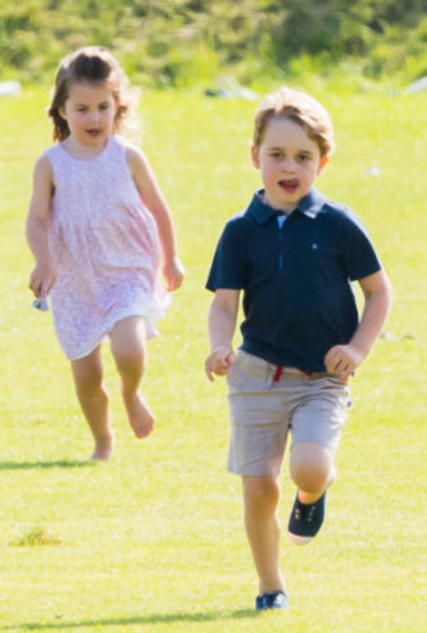 الأمير جورج والأميرة تشارلوت يذهبان في نزهة بصحبة مربيتهما