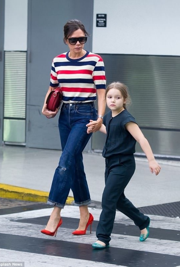  أناقة فيكتوريا بيكهام Victoria Beckham برفقة ابنتها بصيحات كاجوال ويومية