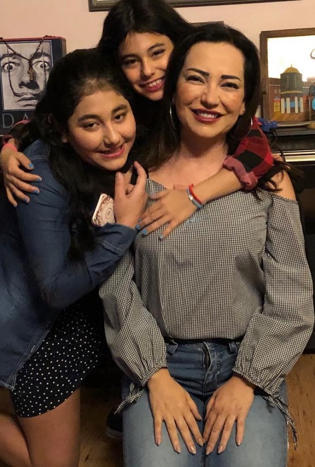 امل عرفة توجه رسالة مؤثرة لإبنتيها