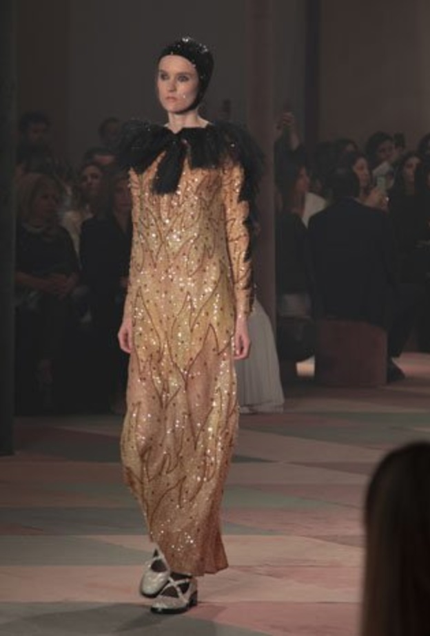 "ديور" تقدّم عرضاً خيالياً لأزياء الألبسة الفاخرة