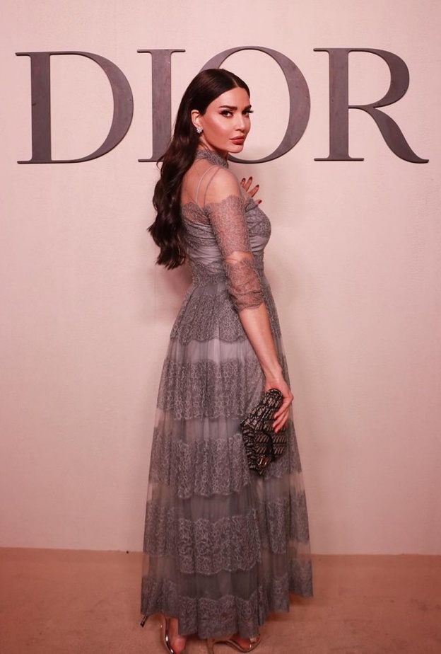 إطلالة سيرين عند النور أثناء حضورها عرض ديور في دبي