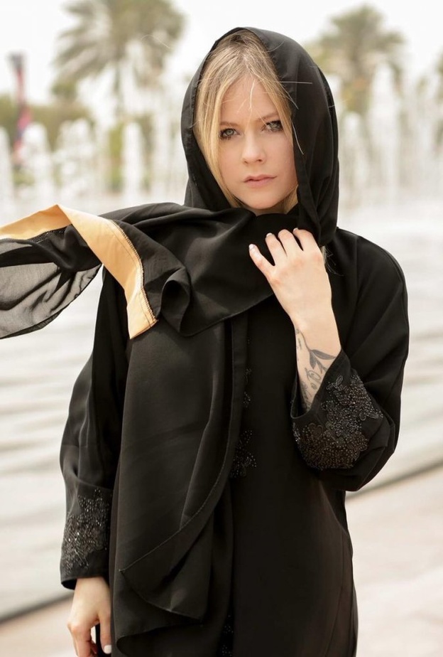 أفريل لافين بالحجاب